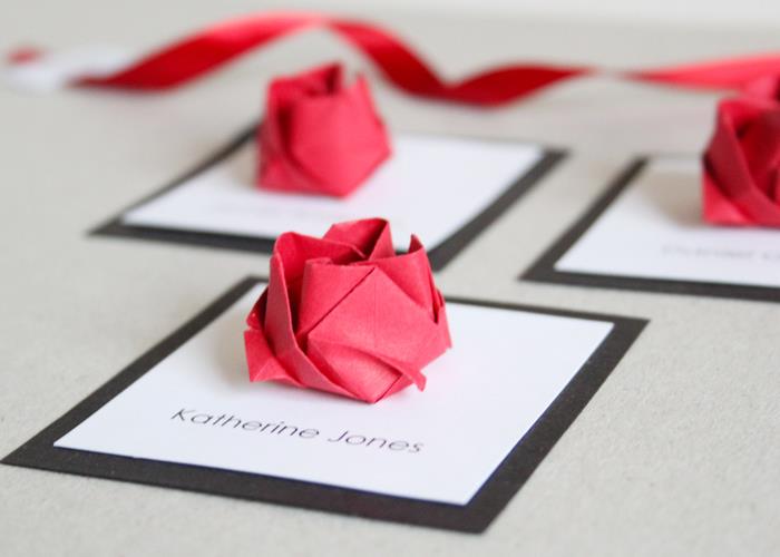 idėja lengvai origami vestuvių dekoravimui, originali origami rožės formos vietos kortelės idėja