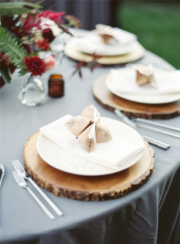 graži vestuvių stalo puošmena kaimišku stiliumi su mediniais rąstų padėkliukais ir origami vietos kortelėmis, kaip pasidaryti popierinius indus stalo dekoravimui