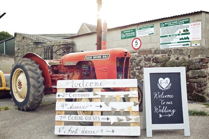 primer deželnega poročnega dekorja, poročni program iz lesenih palet in traktor, tabla dobrodošlice
