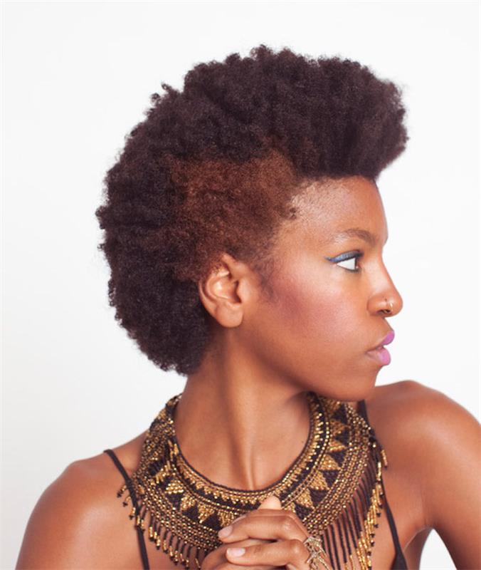 afro las kratka pričeska črna ženska v barvanju čopiča