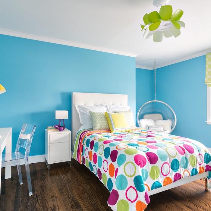 karanlık katta renkli yorgan ile açık mavi yatak odası duvar boyama fikri