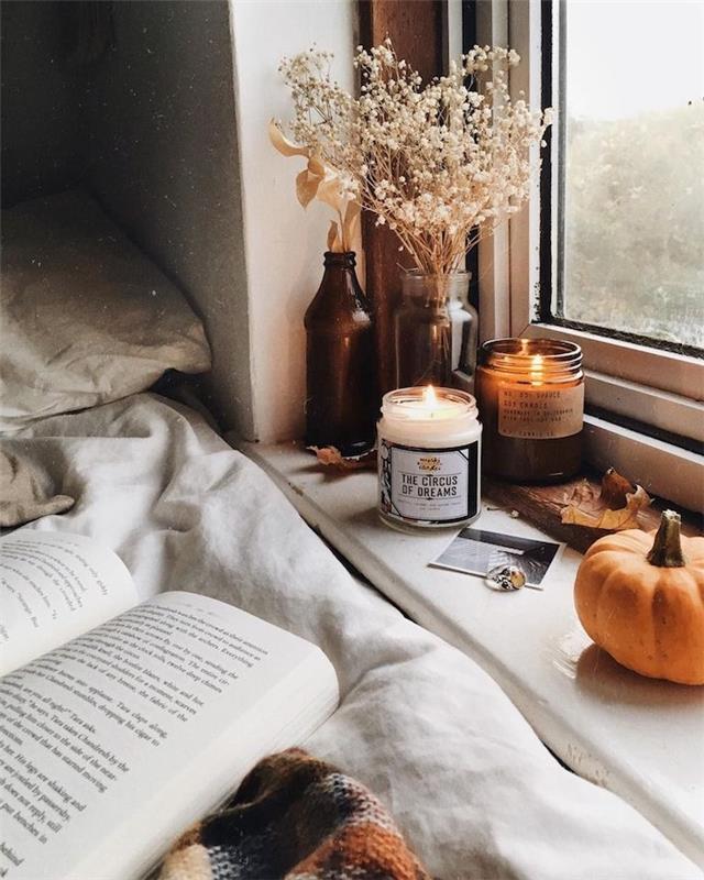rudens tapetų vaizdas, moliūgų palangės apdaila, dekoratyvinės žvakės, džiovintos gėlės, knyga ant balto lino