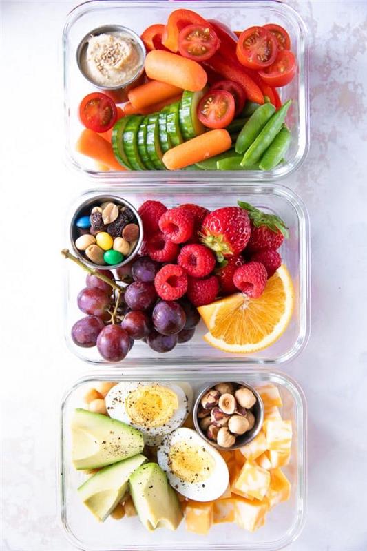 preproste in zdrave ideje za prigrizke v škatli, sadje in oreški, surova zelenjava s humusom in jajca z avokadom in lešniki