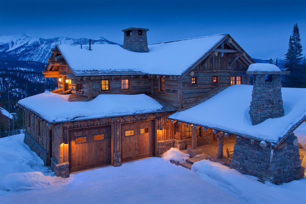 casa de madeira em área montanhosa