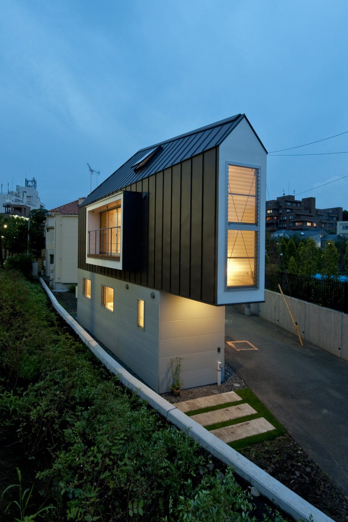 casa com um segundo andar saliente