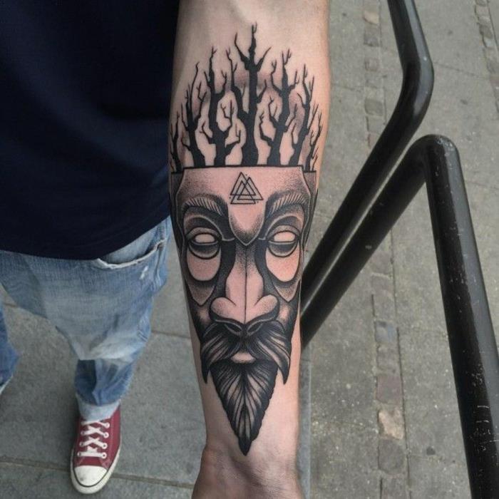 Puikus tatuiruotės simbolis laisvės tatuiruotė šauni idėja tatuiruotė vikingų galva ir trikampio simbolis