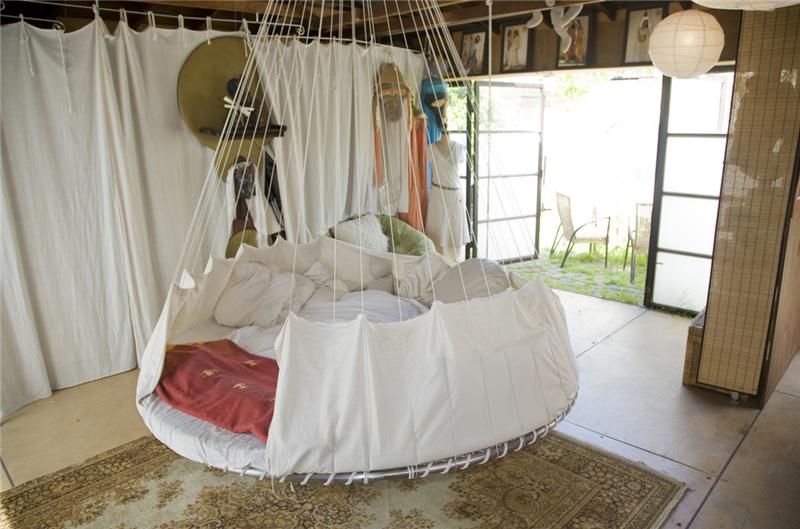 deko-idėjos-suaugusiųjų miegamasis-pilna lova-originalus-miegamasis-apvalios lovos sūpynės
