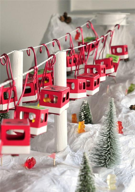 Ideje za božično dekoracijo, žičnica in drevesa, rdeče kabine z majhnimi bonboni