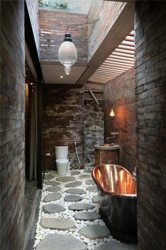 vonios kambario dekoro idėjos, akmeninės ir akmenuotos grindys, varinė vonia, mūrinės sienos