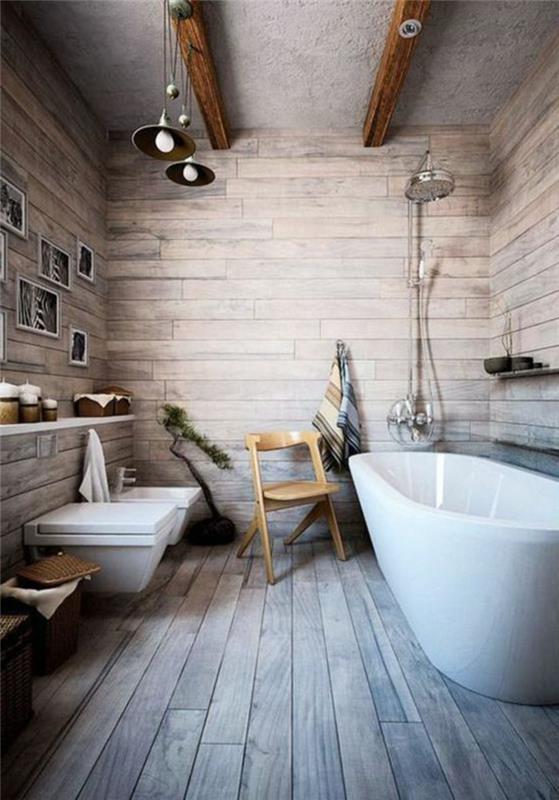 vonios kambario dekoro idėjos, medinės lentų grindys, atviros sijos, laisvai pastatoma vonia