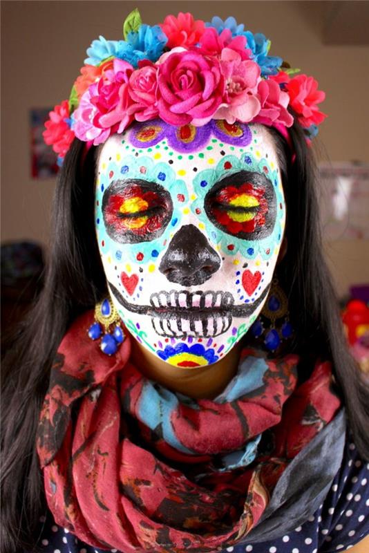 Meksika'da ölüler günü için geleneksel makyaj, çiçek taç, hacimli küpeler