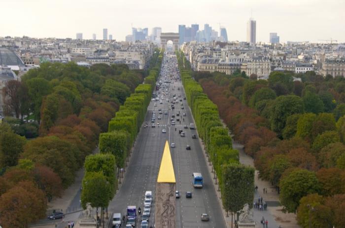ideje-kje-se-sprehoditi-v-Parizu-lepi-razgledi-pariška-ulica-cool-arc-de-triumphe