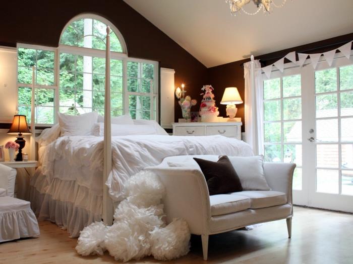 idealus-deko-pagrindinis miegamasis-šviesi parketo lova-balta-sofa-tamsiai ruda-siena