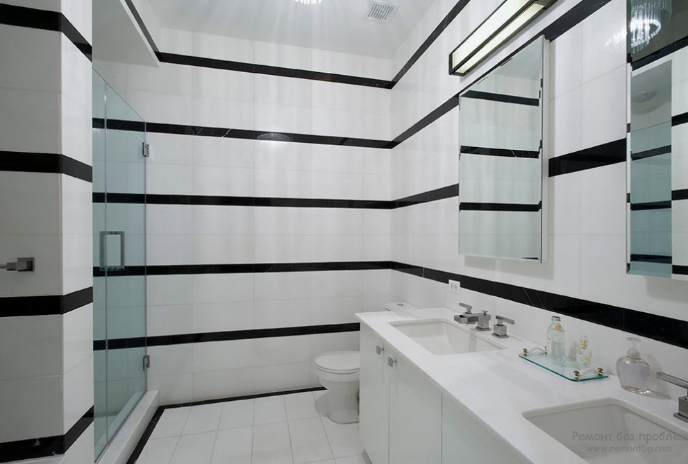 Interior listrado de um pequeno banheiro, onde há claramente mais branco