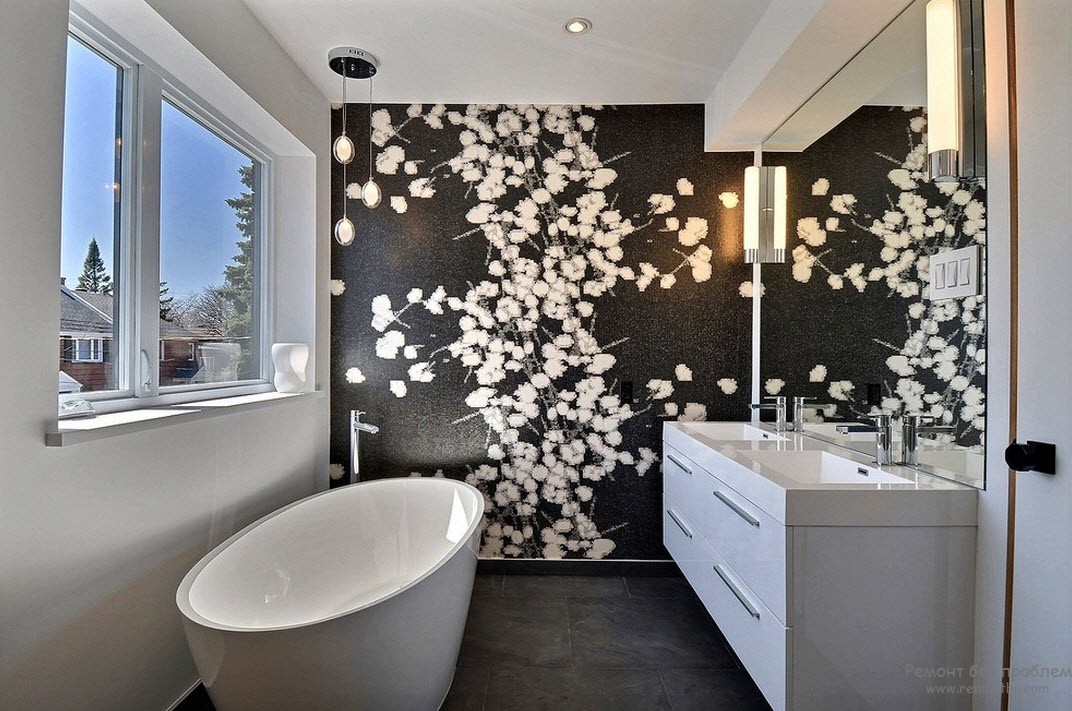 Interior muito bonito de um pequeno banheiro, onde apenas uma das paredes é preta, e esta está diluída com um padrão branco