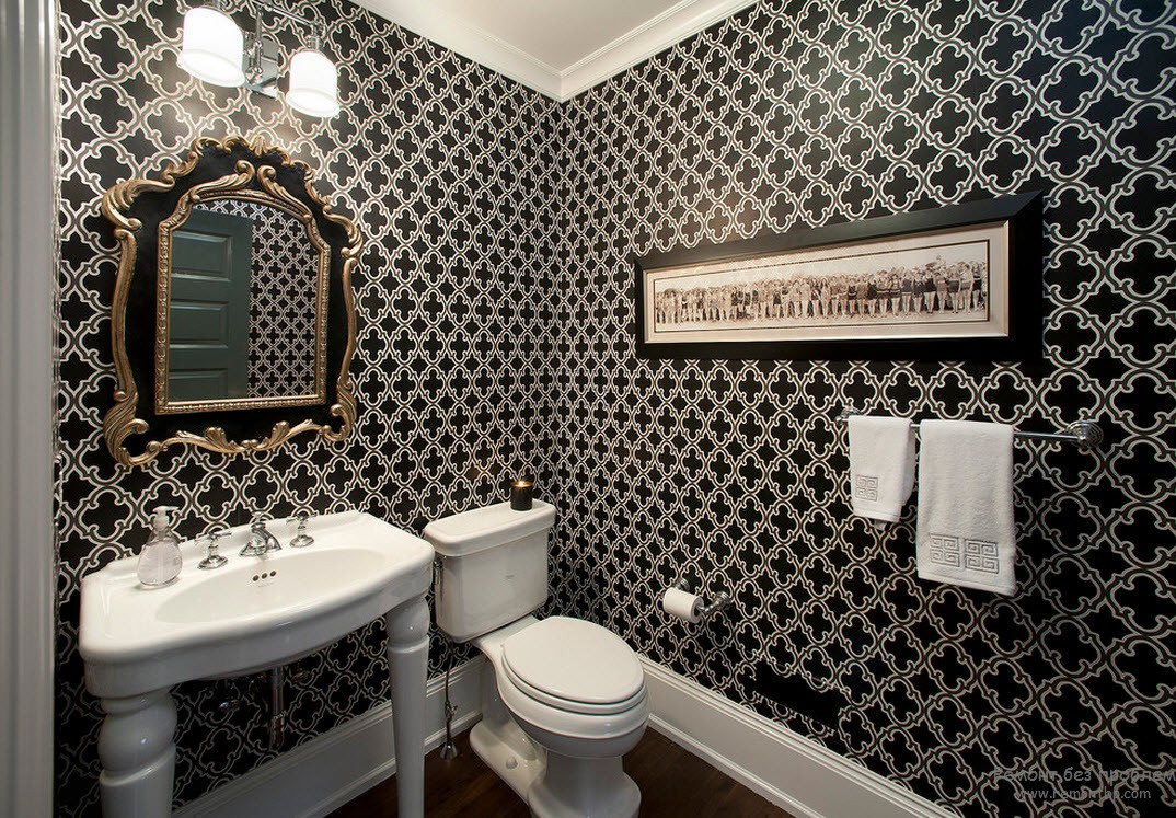 Lindo design em preto e branco das paredes do banheiro