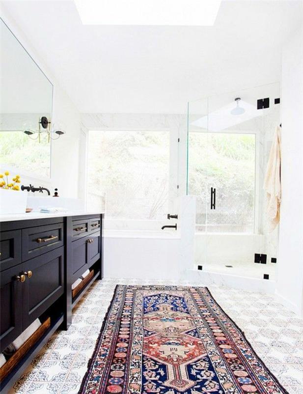 ikea-vonios kambario aksesuaras-su-retro kilimu ir raštuotos plytelės