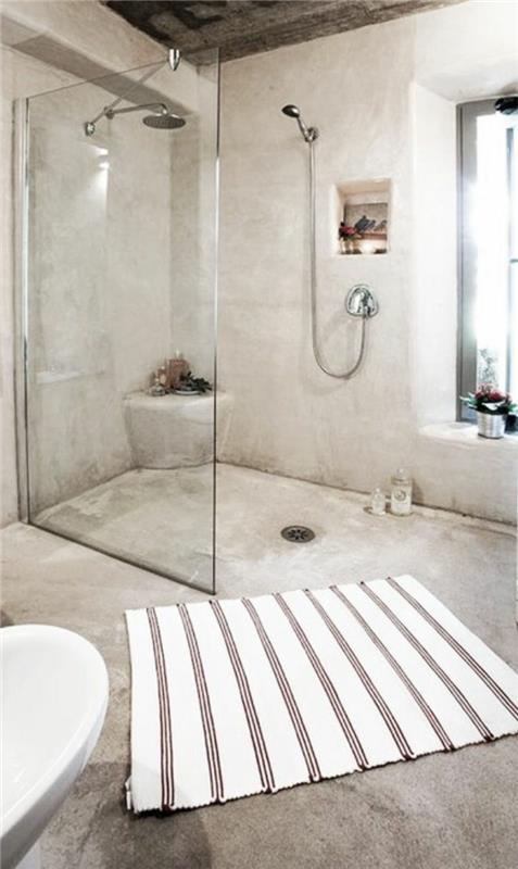 ikea-pilkas-vonios kambario aksesuaras-su-gana-pilkai smėlio spalvos dryžuotu dušo kilimėliu