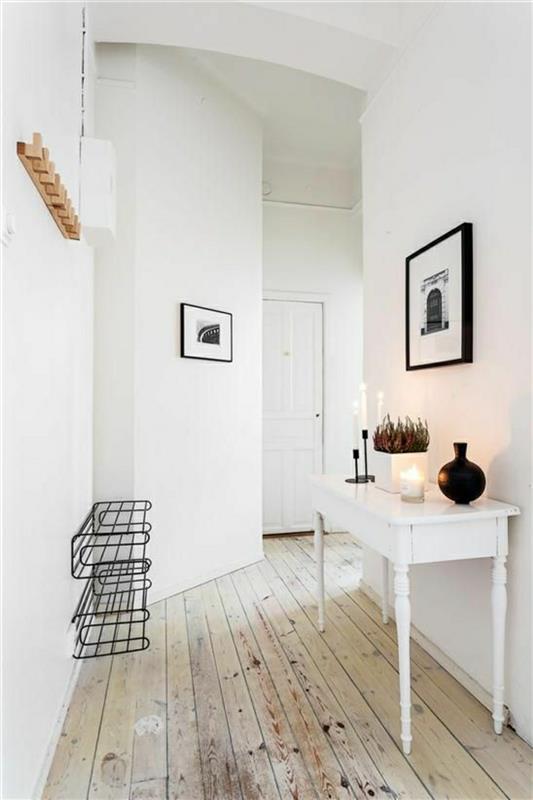 ikea-leseno-pohištvo-majhna miza-v-vhodu-tla-lesena-tla-bela-hodnik