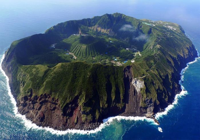 Vulkaninė sala Japonijoje, gražiausios Prancūzijos vietos, netobulas kraštovaizdis, gamtos kraštovaizdžio vaizdas