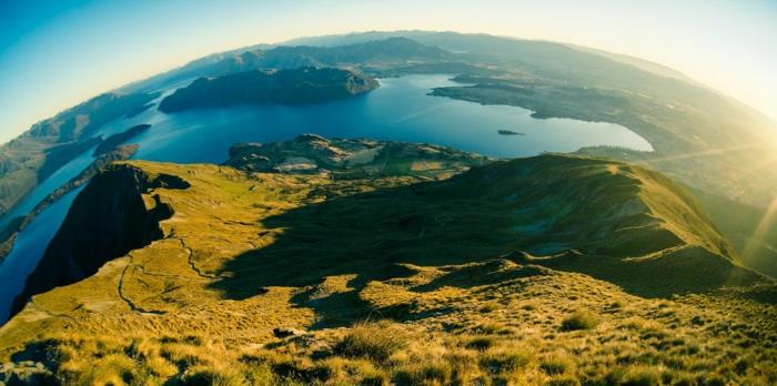 nuotrauka su ypatingu efektu, Žemės planetos idėja, žalias slėnis, vandens paviršiai, aiški atmosfera, ramus kosmosas