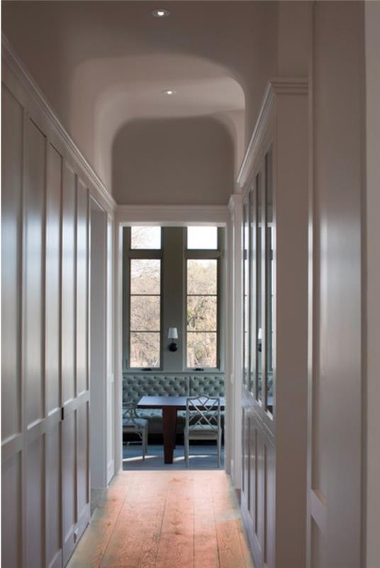 illuminazione-corridoio-armadio-muro-legno-bianco-soffitto-alto-luci-faretti-led-pavimentazione-legno