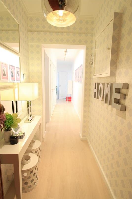 illuminazione-corridoio-pavimento-parquet-chiaro-decorazione-pareti-scritte-specchio-tavolo-stretchto
