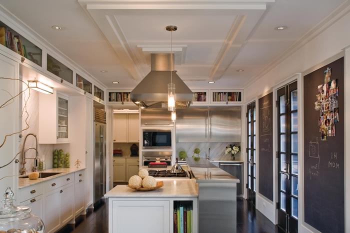 baltos lubos, balta virtuvės sala, virtuvės sienų skalūnas, klaidingos lubos, moderni bistro virtuvė