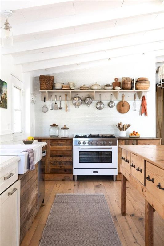 osrednji otok in nizka lesena kuhinjska omara z belim umivalnikom iz svetlega lesa parket primer mozaika splashback odprta polica leseni parket