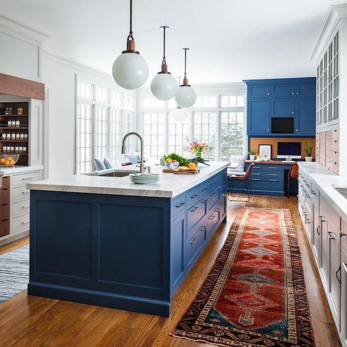 kuhinjska omara in modri osrednji otok ter druga bela kuhinjska omara, veliki kuhinjski trendi 2020