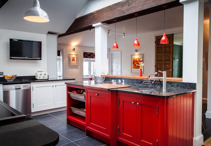 barvna kombinacija, rdeč osrednji otok z antracitno sivo delovno površino. rdeče suspenzije, rjav izpostavljen žarek, sivo tlakovana tla, kuhinjska fasada in bela stena