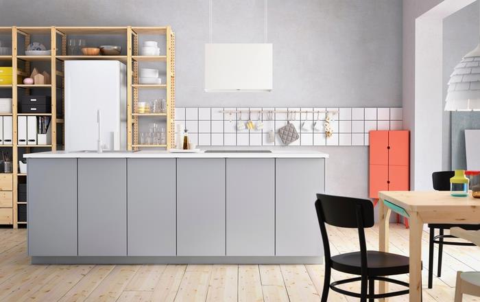 Açık metal saklama dolabı sayesinde profesyonel bir mutfak havası alan modern, gri İskandinav tarzı bir mutfak