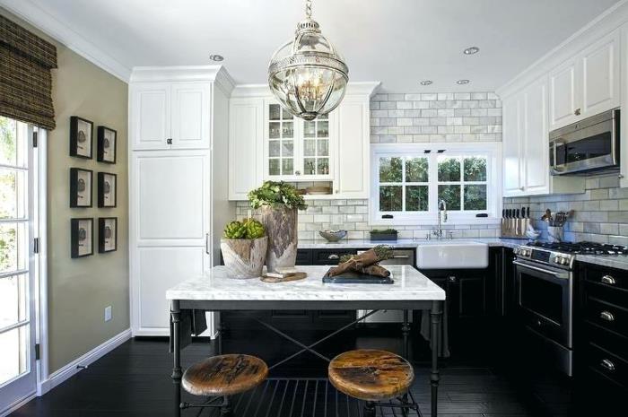 juodai balta virtuvės sala, medinės ir metalinės kėdės, juodos lentos, baltos plytelės, liustra