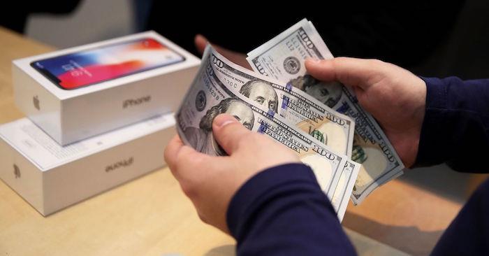 fotografija nakupa iPhona v dolarjih, ki ponazarja padec cene pametnega telefona Apple po padcu prodaje