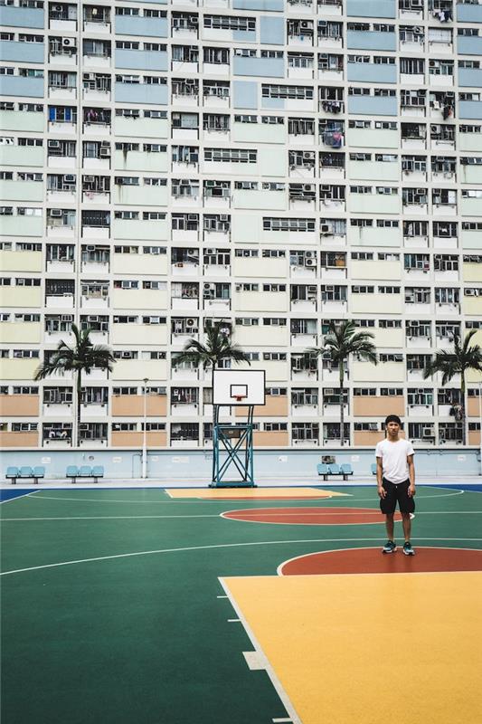Azijska izvirna pokrajina, visoko stavbno košarkarsko igrišče in fant, poletna pokrajina, fotografija mestne krajine, kako okrasiti namizje