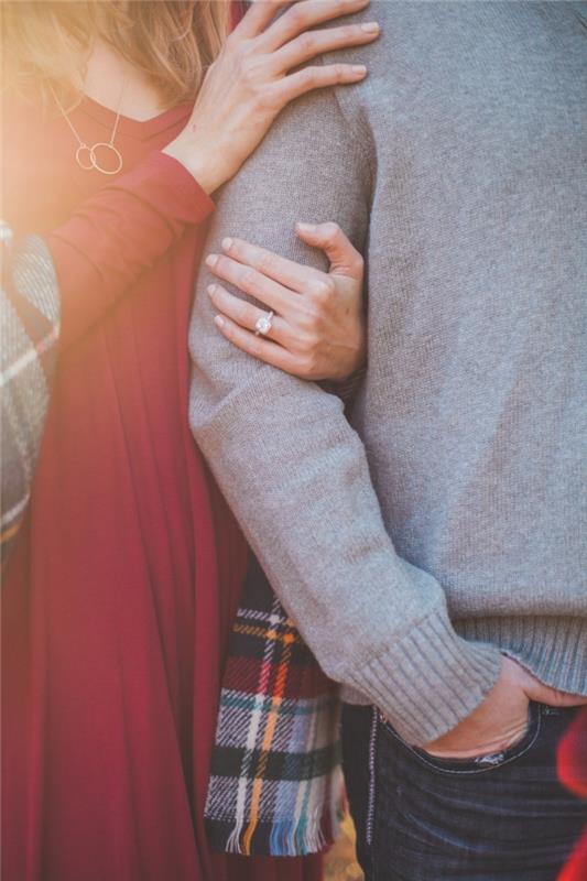 Romantik çift el ele tutuşuyor, aşık romantik fotoğraf çifti, sevgililer gününde ne yapılması gerektiği konusunda harika bir fikir.