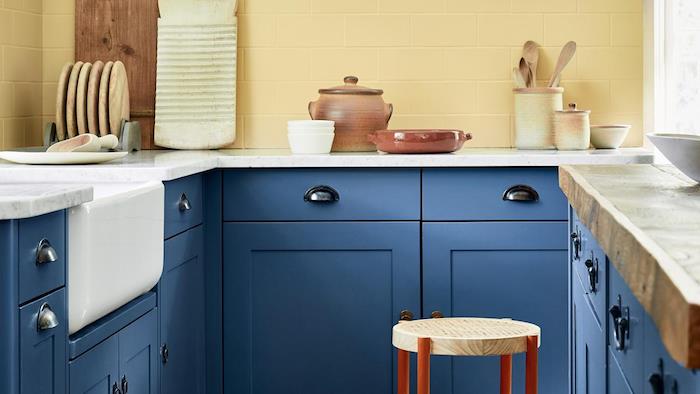 Mėlyna virtuvė ir geltona siena, pasipuoškite baldu, kokiais dažais perdažykite medinį baldą