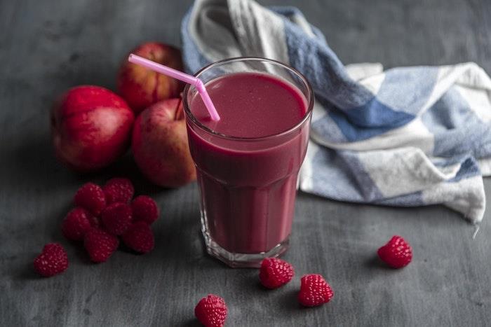 Kızlar için modaya uygun fotoğraf duvar kağıdı, masaüstü sağlıklı trend çilek ve elmalı smoothie için ilham verici bir fikir