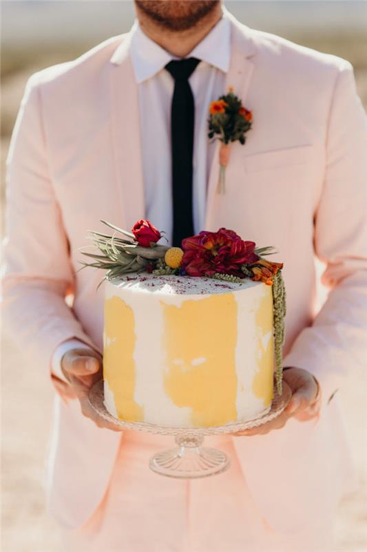 Vestuvinis tortas, vieno gabalo stipendija, vienas aukštas, gėlių dekoravimas vestuvių tortas, jaunikis šviesiai rožiniu kostiumu, kaip apsirengti vyrų vestuvėms