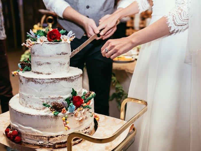 Pyrago idėja prašmatnioms bohemiškoms vestuvėms, gėlių viršaus torto idėja, pyragas be ganache, be cukraus pastos viršeliui