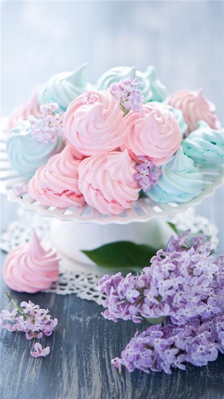 pastelinės rožinės ir mėlynos meringues vaizdas originaliuose pasteliniuose tapetuose su mažomis violetinėmis gėlėmis