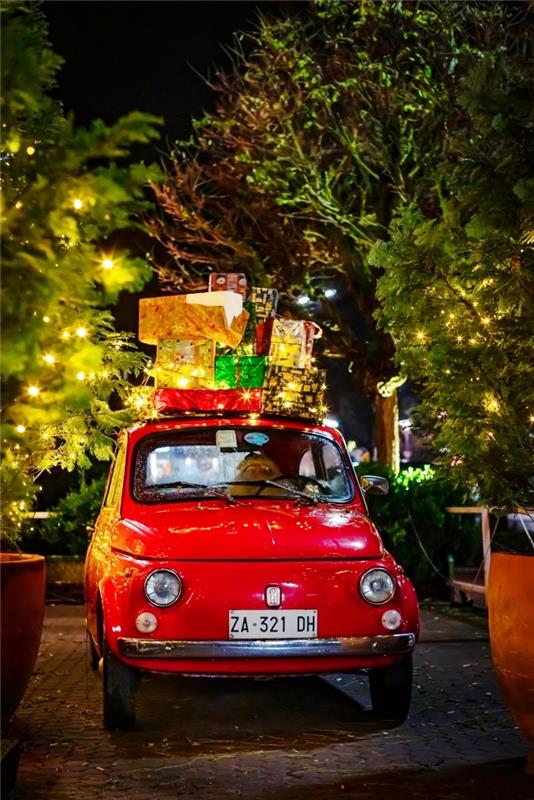 linksmų Kalėdų nuotrauka užrakinimo ekranui, naktinė nuotraukų idėja su šventinėmis lemputėmis ir mini automobilis su Kalėdų dovanomis, Kalėdų Senelio paveikslėlis