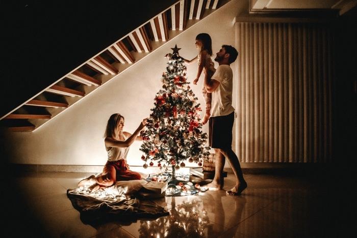 šeimos nuotraukų idėja Kalėdoms, tradicinio madingo eglutės dekoravimo su raudonais ir auksiniais ornamentais pavyzdys