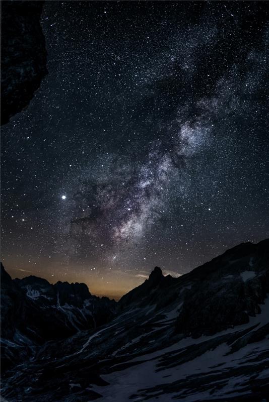 yıldızlı gökyüzü altında bir gece manzarası görüntüsü ile kilit ekranınızı kişiselleştirmek için güzel duvar kağıdı, uzay duvar kağıdı