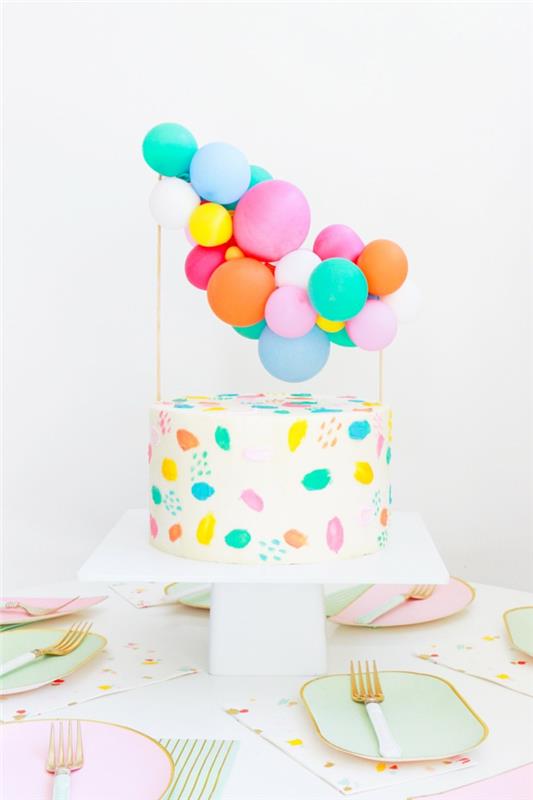 Renkli doğum günü pastasının basit ama etkili orijinal dekorasyonu, kolay doğum günü pastası görüntüsü, kadınlar için bir pasta süslemesi