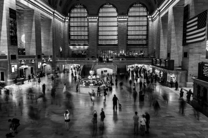 črno -bela fotografija dneva, ki se mudi na postaji, pogled na predprostor velike centralne postaje v new yorku