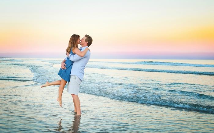 Gražios meilės pozos nuotraukos nuotrauka vestuvės meilės nuotrauka pora paplūdimys jūra