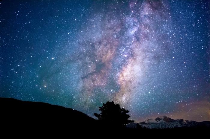 bilgisayarınızı kişiselleştirmek için şık duvar kağıdı, gece gökyüzü ile galaksi görüntüsü ve dağların ve ağacın silueti