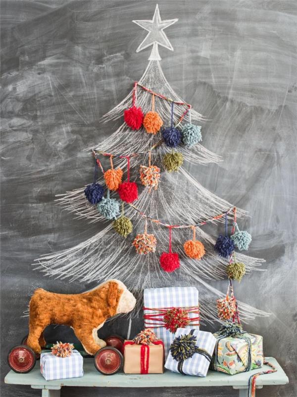 Klasik Noel ağacına ne ekolojik ve orijinal bir alternatif, arduvaz bir duvara tebeşirle çizilmiş, çok renkli yün ponponlardan oluşan güzel bir çelenkle süslenmiş bir ağaç