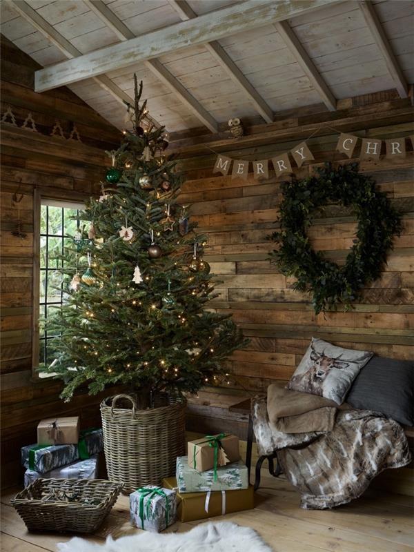 Bir doğa Noel ağacı ile doğa Noel dekorasyonu örneği, rustik ahşap bir odada iç tasarım koza